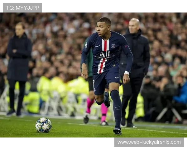 科莫中场新援托斯比亮相，预期提升球队攻防衔接效率