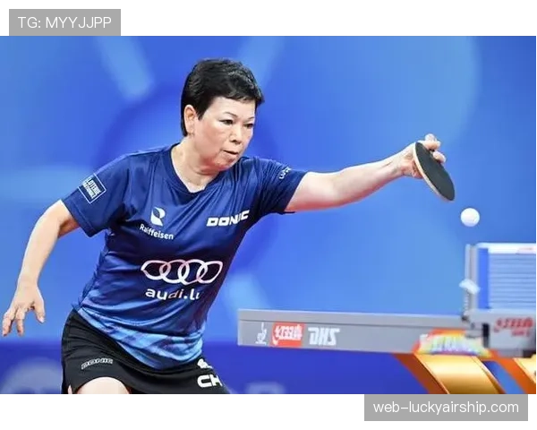 特写：41岁老将倪夏莲WTT赛场赛后为年轻对手复盘关键分