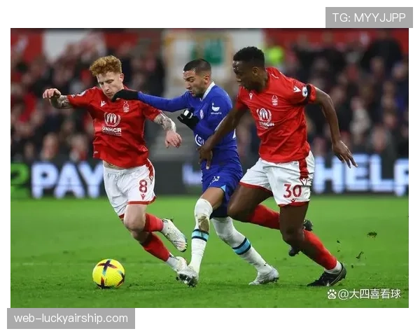 特写：终场哨响，诺丁汉森林球员瘫倒在草皮上，保级形势严峻。